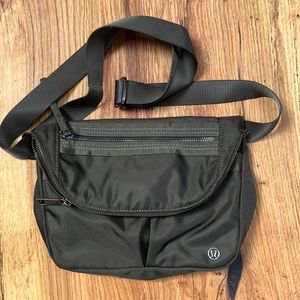 Lululemon Festival II crossbody fold over bag army green EUC